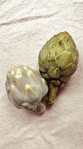 Today I realised something. Ana came to the studio, and without meaning to, she made me see that all those steps I had come to think of as obvious and routine —almost invisible— are not. They are essential for a piece to come out of the glaze firing exactly as you imagined it in your head. Artichoke salt & pepper shakers, finished. You can find them in my online shop. Link in bio ———————- Hoy me he dado cuenta de algo. Ha venido Ana al taller y, sin querer, me ha hecho ver que todos esos proceso