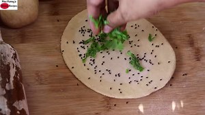 Kulcha Recipe On Tawa - No Yeast - No Maida - Healthy Kulcha Recipe | Nisa Homey | Skinny Recipes Whole wheat kulcha recipe on the tawa without oven, tandoor, maida or yeast. Healthy kulcha can be easily made at home on the tawa and so much better than restaurant style kulcha. Ingredients 1.5 cups whole wheat flour 1/2 tsp baking soda 3/4 tsp baking powder 1/2 tsp pink himalayan salt or as needed 4 tbsp vegan curd or dairy curd 1/4 cup or less water 1 tbsp ground nut oil extra for brushing on ku