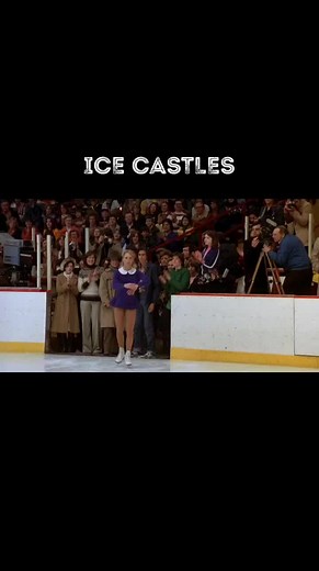 Cena final do filme ICE CASTLE, o clássico filme de Patinação Artística de 1978, o mais lindo filme de patinação que já vi!! O amor pela patinação se sobrepondo e prevalecendo sobre a deficiência visual de Alexis!! Lindo e emocionante!!! Alexis Winston, jovem patinadora artística do interior do Iowa, é levada ao estrelato pelas mãos das treinadoras Beulah Smith e Deborah Mackland. Mas ela sofre um acidente que a deixa parcialmente cega. Seu namorado Nick Peterson e o pai, Marcus Winston, se disp