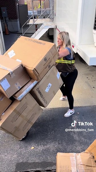 Life of a driver helper! Princess driver gets all the easy ones 🤣🤣 #upsdriver #upsdriverhelper #ups #upslife #upsdelivery #christmas #christmastime #peakseason #peakseason2023 #mercedezandanthony #nike #gymshark #heavyload #fyp @UPS