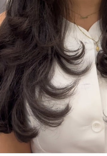 Soft, luxury layers that move. Extended haircuts take 1 hour porque cuando quieres luxury... it takes time. If you want: - Soft voluminous capas - Bounce movement - A blowout that looks expensive - Long-lasting shape Then this one's for you Katy, TX Latina hairstylist • Extended haircuts available Booking link in bio #katytxhairstylist #HoustonHair #SoftLayers #fyp #LuxuryBlowout