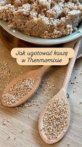 Parę wskazówek jak ugotować Kaszę lub ryż w Thermomixie Na początku zawsze namocz kaszę Wsyp do koszyczka około 200g kaszy, wstaw do miski i nalej wody Mocz minimum 30 min Do naczynia wlej - 1l wody - 1 łyżeczka soli Wstaw koszyczek z kaszą Zamykamy a Terez wybierz jaka kasza i ustaw ✅ kasza jęczmienna - 18 min/ 100*c/ obr 4 ✅ kasza jęczmienna pęczak - 30 min/ 100*c/ obr 4 ✅ kasza bulgur - 18 min/ 100*c/ obr 4 ✅ kasza gryczana - 20 min/ 100*c/ obr 4 ✅ kasza jaglana - 18 min/ 100*c / obr 4 Przyda