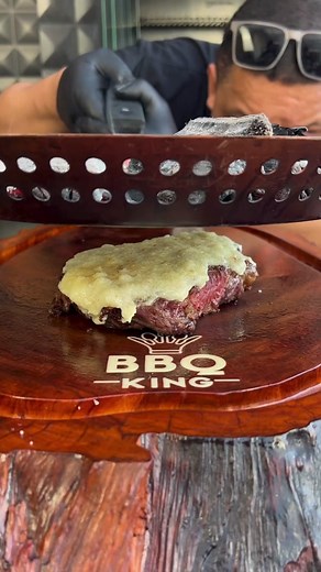 O SEGREDO DA CROSTA DE ALHO DO BARABACOA FOI REVELADO ✅✅ Finalmente a melhor crosta de alho está na internet... e quem diria... mais simples do imaginavam né? Uma receita fácil que vai deixar o seu churrasco muito melhor!!!🔥 Além das dicas do vídeo, o Finger passou uma proporção aproximada de 1 pra 1. Exemplo: 400g de alho? 400 de oleo também 🧄 O que você ir fazendo é adicionando o óleo aos poucos pra ir checando a textura✅ E sim... usa MUITO alho. Lá no Barbacoa são 300kg de alho por mês só p