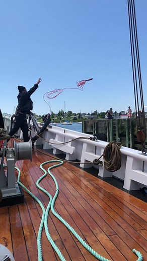 Heaving line coming ashore! 📣How we tie up the ship: The crew throw heaving lines with weighted sandbags to the line handlers ashore. These are tied to the dock lines, which are hauled in and looped around the wharf pilings.🎥: Chris Greenlaw#bluenose #bluenoseii #schooner #schooners #tallships