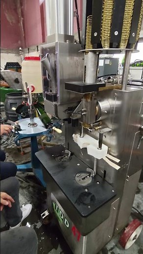 Corking sparkling wine bottles with a pneumatic corker