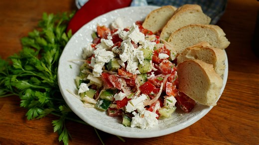 Jak udělat šopský salát? Základem je čerstvá šťavnatá zelenina a kvalitní sýr, na dochucení stačí jen pár kapek oleje a octa