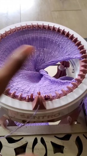 ep 3: casting off this method is super simple just take your time so you don't lose a stitch. and be sure to drop any questions that come up in the comments #beginnertutorial #knittingmachinetutorial #sentroknittingmachine #castoff #kosmicknots