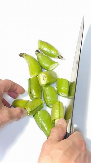そら豆を料理してみました。食べ方はシンプルに塩茹で、またはさやごと焼く「焼きそら豆」が定番で、他にもバター炒め、ポタージュ、サラダなどで楽しめます #そら豆 #vegetable #shorts