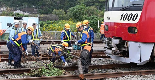 横須賀 京急が倒木事故を想定した訓練 座席をスロープにして電車から脱出 動画 | カナロコ by 神奈川新聞
