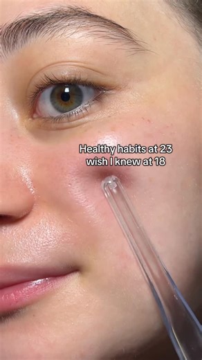 Alora | Skincare & Beauty on Instagram: "⭐ 1. Stop Touching Your Face Constantly Your hands carry more bacteria than you think. ⭐ 2. Changing Pillowcases Every 3–4 Days A simple habit that reduces breakouts fast. ⭐ 3. Cleansing Twice a Day (Not More, Not Less) Over-cleansing irritates your skin; under-cleansing clogs it. ⭐ 4. Moisturizer Is a Must — Even If You’re Oily Skipping moisturizer makes your skin produce more oil. ⭐ 5. Never Pick or Pop Pimples It creates scars that last way longer than