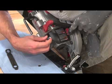 Checking a Skilsaw for oil levels