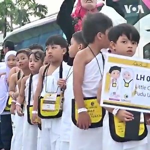 351K views · 2.4K reactions | En Indonésie, on apprend aux enfants comment effectuer le pèlerinage à la Mecque. Dès le bas âge. Maa chaa Allah. | Touba | Facebook