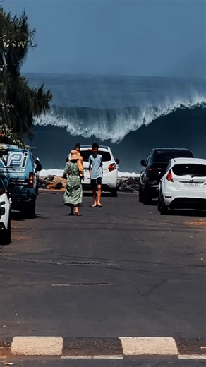 DroneCopters | Jonathan.P on Instagram: "N’ayez pas peur ! 🌊 C’est juste une impression mais qui tout de même donne l’illusion que la vague arrive ! #reunion #iledelaréunion #lareunion #nazaré #vague #surf #wave #iledelareunion #photography"