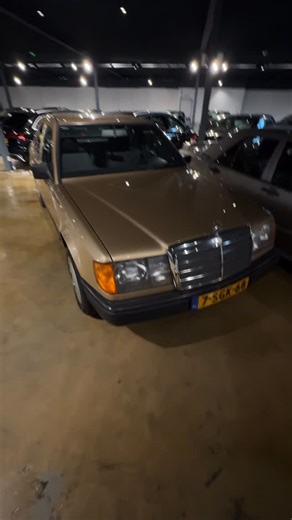 IGOR IGOREVICH 🇵🇹🇦🇪 on Instagram: "В продаже по-настоящему уникальный лот — Mercedes-Benz W124 230E. Пробег всего 58 000 км, первая регистрация — 1987 год. Редкий и очень красивый цвет Champagne Metallic. Бензиновый двигатель, механическая коробка передач, чёрный тканевый салон. Автомобиль никогда не реставрировался — 100% оригинальное, первозданное состояние. Без тюнинга, без доработок, без «освежений». Именно такие машины сегодня имеют наибольшую ценность для коллекционеров. Экземпляр для