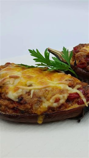 Canal Sur on Instagram: "Iniciamos la semana con unas deliciosas berenjenas rellenas de atún Y descubrimos la historia de superación de Florin, un agricultor almeriense ℂó𝕞𝕖𝕥𝕖𝕝𝕠 🍆🍅🧅🐟🧀 Lunes | 19:50 CanalSurTV 👨🏻‍🍳 @la_cocina_de_cometelo | @enriquesanchezchef 🦋 #NoDejesDeSoñar En esta nueva entrega, "Cómetelo" viaja hasta la localidad almeriense de Almócita, donde conoceremos a Florin, un migrante que ha encontrado en la agricultura una vía de integración, trabajo y realización per