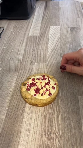 ⭐️NEW⭐️ Raspberry White Chocolate stuffed cookie 🍪 Vanilla cookie dough, white chocolate chips and raspberries stuffed with white chocolate spread 😍 Warm it up in the microwave for 10-20seconds to get a nice melty middle. Add a scoop of ice cream to make the perfect dessert. I’ll have these with me @stonehousestalls this Saturday 1st November. We will be outside the medical centre from 10am (GL10 2NG) | SJ Cakes