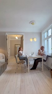 Kan slet ikke forstå det, min elskede @eliasmusicdk har købt sin egen lejlighed i Charlottenlund og her kommer vi til middag for første gang. Her skal vi tage skoene af og han rydder op inden vi sætter os til at spise, han tørre vasken af og har selv handlet ind, lavet maden og rydder alt op bagefter. Troede aldrig det lykkedes at lære ham det 😆 Men hold nu op Elias hvor har du bare gjort den lejlighed smuk og hvor er det dejligt at se dig i din lejlighed, selvom vi savner dig allerede herhjemm