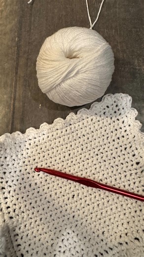 Rachel Harper - Decorating / DIY on Instagram: "Learn to crochet in under an hour with this beginner dishcloth pattern. Comment “DISHCLOTH” for detailed instructions and a link to a detailed video tutorial. . The dishcloth is sturdy and great for handwashing dishes! You’ll love making them for yourself and as gifts. . #beginnercrochet #crochetdishcloth #thepondsfarmhouse #easycraft"