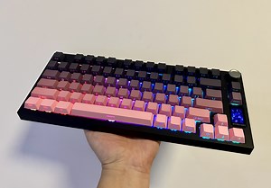 首发99起、主打一个量大管饱：前行者x75三模机械键盘首发开箱拆解体验（黑莓粉配色、凯华黑马轴）_哔哩哔哩_bilibili