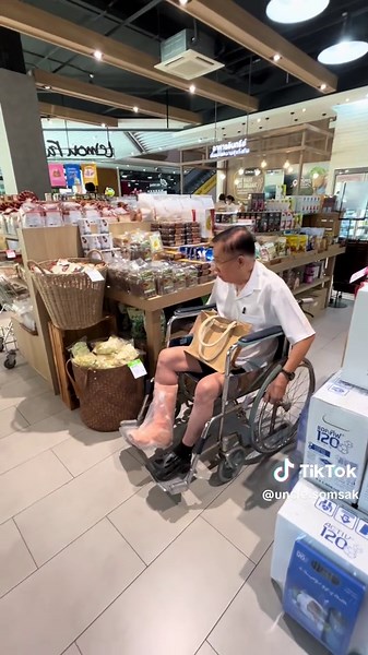 ลุงสมศักดิ์ขาหักใส่เฝือก นั่งวีลแชร์ช็อปปิ้งได้ #ลุงสมศักดิ์ #กินเที่ยวสไตล์ผู้สูงวัย #กิจกรรมผู้สูงอายุ #ผู้สูงอายุ #เลมอนฟาร์ม