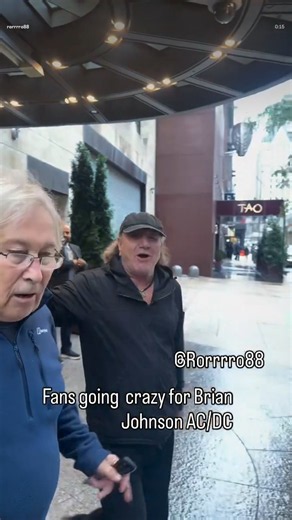 New York AC/DC fans go wild as Brian Johnson steps outside his hotel! 🤘 #ACDC #BrianJohnson #NewYork