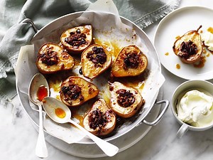 A pearfect dessert for those chilly Sunday night dinners! Pssst... the riper the pear, the better ;) Recipe here: goo.gl/M97bxc | Australian Pears