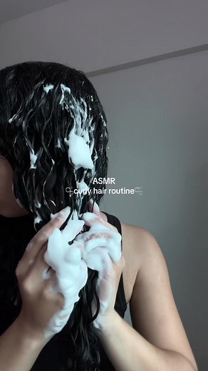 ❣️Warning❣️: this video might make you want to do your curly hair routine #curlyhair #curls #curlygirl #curlyhairroutine #curlyhairtutorial #washdayroutine #washday #asmr #asmrcurlroutine