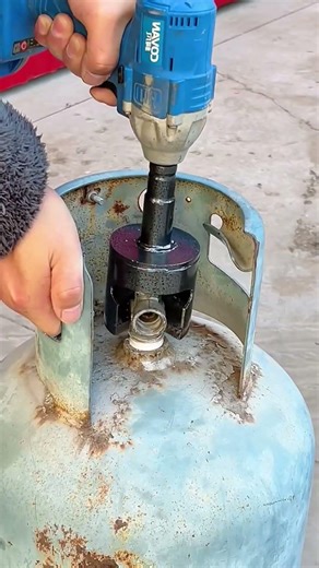 Disassembly of LPG cylinder valves