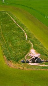 Near Avebury in Wiltshire, West Kennet Long Barrow is one of Britain’s largest Neolithic chambered tombs, built around 3600 BC. This 100-meter earthen mound with sarsen stone chambers held remains of at least 46 individuals over generations, plus pottery and artifacts. #westkennetlongbarrow | Ancientegy