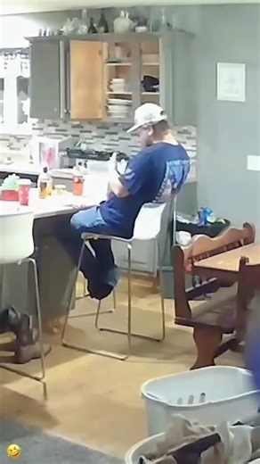 as1lbek_ on Instagram: "#2006년 개봉한 영 (Labyrinth)은 단순한 판타지 모험을 넘어, 성장과 선택, 그리고 내면의 용기를 그린 작품입니다. 화려한 미로와 마법적 생물들 사이에서도, 영화는 끊임없이 “과연 진정한 길은 어디인가?”라는 질문을 던집니다. 복잡하게 얽힌 길과 신비로운 공간 속에서 주인공 사라가 맞닥뜨리는 도전은 관객의 긴장을 끝까지 유지하게 합니다. 사라가 동생을 구하기 위해 미로를 헤치고 나아가는 과정은 단순한 모험ᄋ