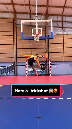 2 emojis pour décrire ce trickshot ?! 😱🥵 #trickshot #pourtoi #basket #nba #basketball