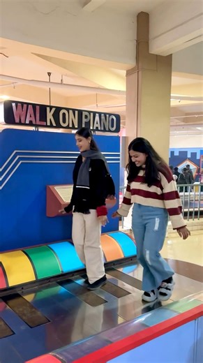 Aaj Yeh Log Leg Se Piano Bajayenge