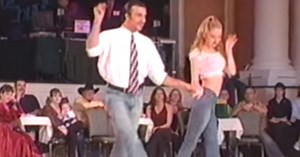 Una pareja sorprende a todos cuando empieza a bailar swing al ritmo de una canción de los Rolling Stones