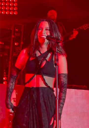 Anitta cantando Pinterest ao vivo no Arena Brasileira