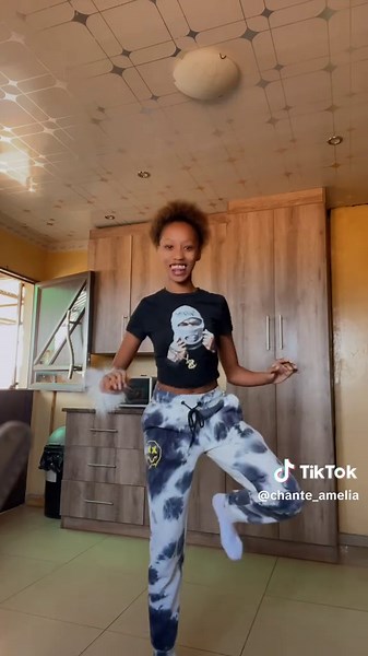 Amelia: The Pretty Girl Dance Challenge