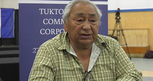 Always a voice for the rights of Inuvialuit Harvesters Randal (Boogie) Pokiak speaks to Federal Minister Dan Vandal last month on the changes in climate and habitat he has witnessed in the ISR. Rest in peace Boogie. | Inuvialuit Communications Society