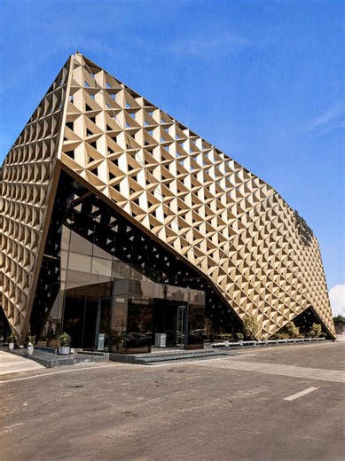 And you have to see the night lights! The building undergoes a dramatic transformation as each hive opening glows from within, beautifully illuminating the sculptural geometry and outlining every triangular facet. From computational design to fabrication and final installation, the entire facade was custom-executed by Metaguise, which calls this project one of its biggest wins for parametric architecture in India.