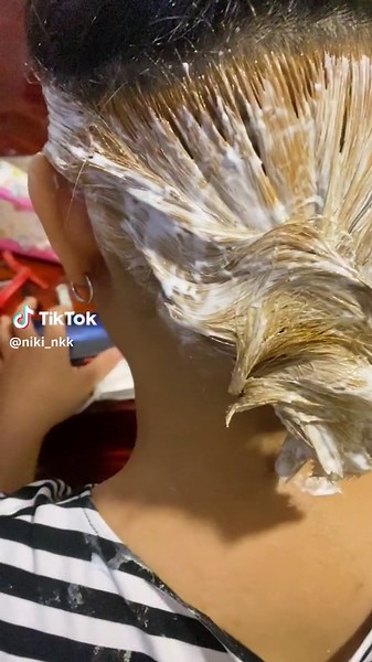 น้องสาวบอกปิดเทอมขอสีผมใหม่หน่อย👩🏻 เราก็จัดให้เล้ยยย…..(>