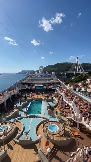 晴天の空、輝く美しい海、広々としたプールが融合する絶景です✨客船はMSCスプレンディダです！ #MSCクルーズ #クルーズ旅行 #クルーズ船 #世界旅行 #MSCスプレンディダ | MSCクルーズ