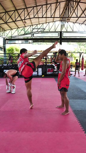 The fact that the worst thing to happen here is our cameraman getting hit with an empty water bottle is nothing short of incredible! It speaks volumes about how skilled and focused #AKAThailand coaches actually are! Join our new educational and entertainment platform today! Hundreds of fully detailed techniques, tips, advice, fights, fitness, full card HD live feeds, replays, bootcamps, community & more! Go to AKAThailand.TV or get the app in the Apple or Google Play stores! ➖➖➖➖➖➖➖➖➖➖➖➖➖ @AKATh