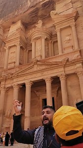 PETRA JORDAN Bangunan kuno Petra di Yordania merupakan salah satu situs arkeologi yang memiliki keterkaitan dengan sejarah Kekristenan. Petra adalah sebuah kota kuno yang dibangun oleh suku Nabatean pada abad ke-4 SM, sebelum datangnya agama Kristen. Petra terletak di persimpangan jalur perdagangan penting yang menghubungkan Timur Tengah, termasuk Yerusalem. Oleh karena itu, ada kemungkinan bahwa penduduk Petra memiliki kontak dengan orang-orang Kristen pada masa itu. Di dalam kota Petra, terdap