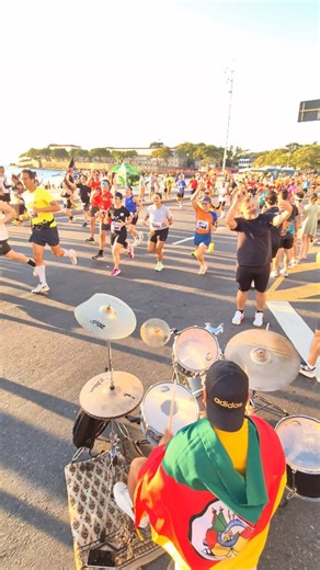 DEJOTA | Running • Music • Energy | Sai da frente pq aqui é altíssima voltagem ⚡️⚡️ Em plena Copacana 6:27 da manhã . . . Maratona do Rio 2025 Quem ae já está com... | Instagram