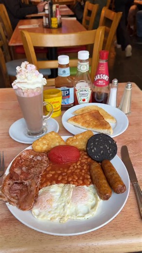 THE BEST CAFES IN KENT 🥓 🍳 (Ep 8) back in Hollys hometown for this one. Tucked in the corner of Broadstairs high this place was surprisingly busy for those awkward dates in-between Christmas and new year. We went for the double everything which comes with tea and toast included and your choice of beans or tomatoes, and it was decent. They definitely need a new kettle though 📍 Eds Cafe 🗺 Broadstairs, Kent 💰 £10 #fryup #englishbreakfast #kent #Broadstairs #cafe | Flabssometimesabs