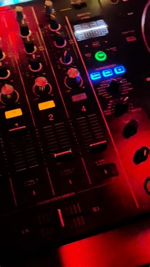 Baseline Academy on Instagram: "新手DJ必学｜变个速度，换个风格衔接🥳 引力充电站🧲 新手DJ打碟想换速度、换风格衔接曲目🤔 其实不用复杂操作 找对方法就能丝滑过渡 今天分享的就是最基础的变速衔接小技巧 跟着练，零基础小白也能轻松拿捏🎧 #dj #DJ #dj打碟 #DJ打碟 #dj培训 #引力充电站 #零基础学DJ"