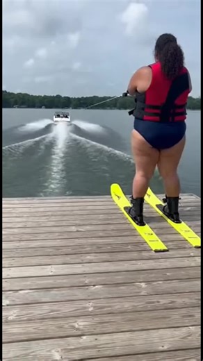 When the tow rope chooses chaos… and the boat pays for it.#funny #waterskiing #boating #fails #unexpected