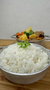 Arroz Blanco a mi Estilo Ingredientes: 1 taza de arroz grano mediano 1 taza y 1/4 de agua por cada taza de arroz Sal a gusto Aceite de Oliva Procedimiento: 1. En un caldero a fuego alto hierva el agua que va a utilizar según la cantidad de arroz grano mediano. 2. Una vez hierva, añada la sal a gusto y pruebe. 3. Luego añade el aceite de oliva. 4. Dejé que hierva otra vez para echar el arroz grano mediano y mezcle muy bien con el agua. 5. Coloque la tempera a fuego medio y deje que el agua evapor