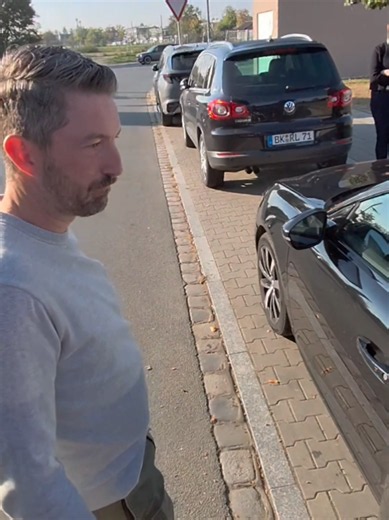 Manchmal ist es nicht der Deal, der zählt, sondern das Vertrauen dahinter. Dominik ist durch Social Media auf mich aufmerksam geworden, schaut regelmäßig meine Videos und ist extra mit seinem Peugeot aus Ingolstadt zu mir gefahren, um mir sein Fahrzeug anzubieten. Dass jemand diesen Weg auf sich nimmt und mich und meine Arbeit unterstützt, obwohl er sein Auto vielleicht auch vor Ort hätte verkaufen können, bedeutet mir wirklich extrem viel! Genau deshalb ist mir eines besonders wichtig: Ehrlichk