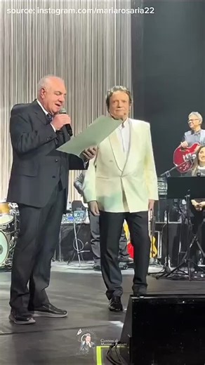 🚨 BREAKING NEWS🚨 Massimo Ranieri riceve il premio Vigna d'Argento 2026 durante il suo primo concerto dell'anno al Teatro Politeama Greco di Lecce. Il Premio Vigna d'Argento, assegnato ogni anno dal 2011, onora personalità di spicco in vari campi che hanno contribuito alla crescita del Paese, concentrandosi sulle radici, le tradizioni e l'identità culturale. | Canzoni di Massimo Ranieri