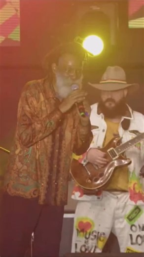Depois de mais de uma década longe de Salvador, Don Carlos voltou com tudo no República do Reggae, onde se apresentou pela primeira vez, e que retorno! 🔥 Energia lá em cima, vibração perfeita e aquele timbre inconfundível que fez todo mundo cantar junto. Uma noite histórica para quem vive o reggae de verdade. E aí, regueiro, estão com saudades? | Riddim Agency