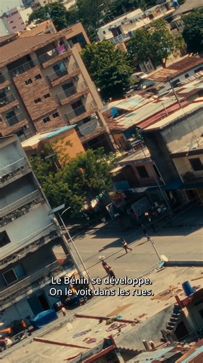 Pendant des années, de nombreuses régions du Bénin ont vécu avec un accès à l’électricité instable. Les coupures fréquentes et l’accès limité plongeaient des communautés entières dans l’obscurité. Améliorer l’accès à l’électricité, ce n’est pas seulement fournir de l’énergie : c’est créer des opportunités. 💡 Dans le cadre du partenariat UE–CAF, nous montrons comment nous soutenons les communautés sur et en dehors du terrain, en accompagnant le Bénin vers un avenir plus lumineux et plus connecté